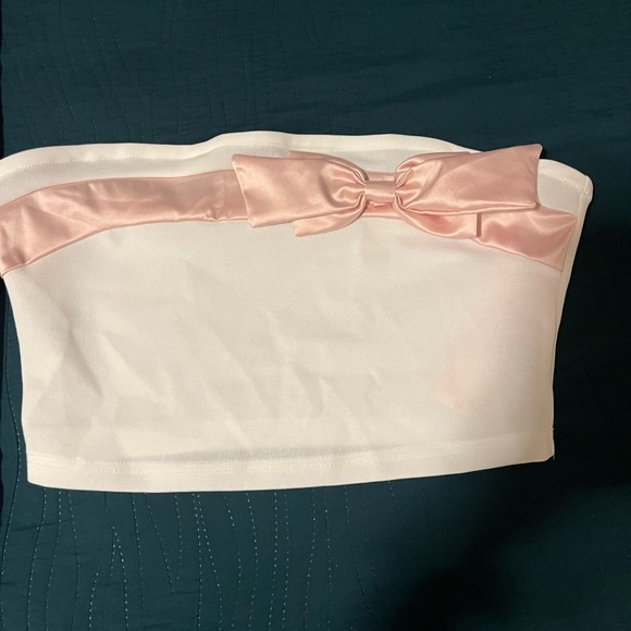 white cube top with a pink bow - Picture 3 of 3